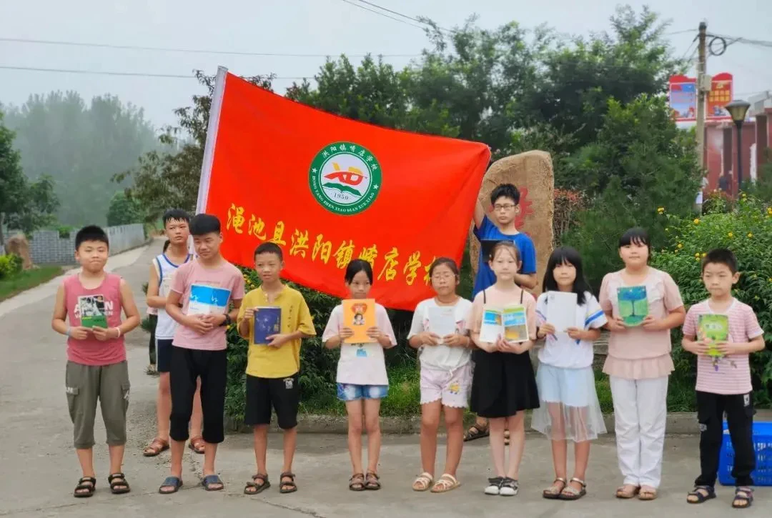 (孩子们领到心仪图书后的合照) (孩子们领到心仪图书后的合照)